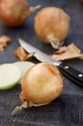 Nahaufnahme von Zwiebeln und einem Messer — Stockfoto