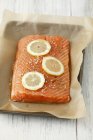 Filete de salmón fresco con sal - foto de stock