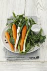 Soupe légumes et épices sur assiette blanche sur serviette — Photo de stock