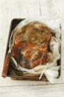 Vue surélevée de la cuisse de dinde rôtie dans un sac de torréfaction — Photo de stock