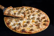 Pizza aux saucisses croûte — Photo de stock