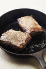 Жареные ребрышки говядины в сковородке — стоковое фото
