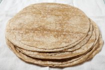 Vista de cerca de la harina de trigo apilada Tortillas - foto de stock