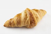 Croissant em pano branco — Fotografia de Stock