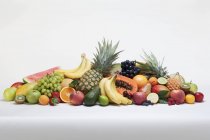Varias frutas en un montón - foto de stock