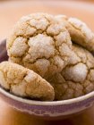 Vista close-up de biscoitos de gengibre na tigela — Fotografia de Stock