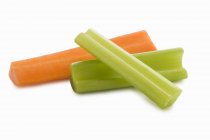 Bâtonnets de céleri et de carotte frais — Photo de stock