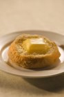 Nahaufnahme von geschnittenem Keks mit schmelzender Butter auf Untertasse — Stockfoto