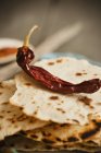 Getrocknete Chilischote auf einem Stapel knuspriger Tortillas — Stockfoto