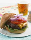 Чизбургер с салатом и луком — стоковое фото