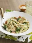Penne Pasta mit Hühnchen und Brokkoli — Stockfoto