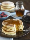 Buttermilch-Pfannkuchen mit Sirup und Puderzucker — Stockfoto