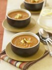 Tigelas de sopa de abóbora cremosa com croutons — Fotografia de Stock