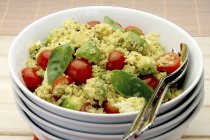 Couscous-Salat mit Avocado, Tomate und Feta — Stockfoto