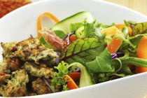 Vista close-up de salada com legumes e frango frito — Fotografia de Stock