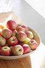 Haufen frischer Äpfel in Schüssel — Stockfoto