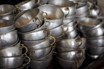 Крупним планом вид складених металевих чашок — стокове фото