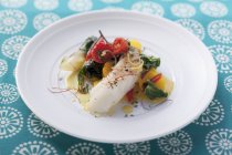 Bacalhau com legumes e molho de limão — Fotografia de Stock