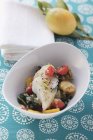 Filete de pescado con verduras y salsa de limón - foto de stock