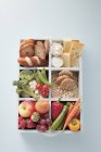 Вид сверху на различные группы продуктов питания в коробке — стоковое фото
