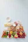 Draufsicht auf verschiedene Nahrungsmittelgruppen auf weißer Oberfläche — Stockfoto