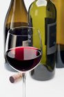 Copo de vinho tinto e cortiça — Fotografia de Stock