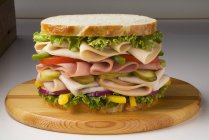 Сэндвич с овощами на хлебе — стоковое фото