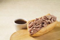 Primer plano del sándwich francés de carne asada con jugo de inmersión - foto de stock