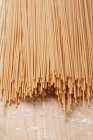 Espaguetis enteros secos - foto de stock