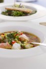 Рибний суп з овочами — стокове фото