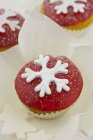 Cupcakes mit rotem Zuckerguss verziert — Stockfoto