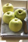 Lavado maçãs verdes — Fotografia de Stock