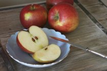 Rote Äpfel in Scheiben geschnitten — Stockfoto
