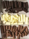 Cachos de chocolate branco e escuro — Fotografia de Stock