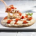 Pizza Margherita mit Mozzarella — Stockfoto