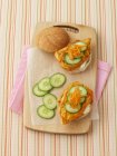 Курячий бутерброд з огірком — стокове фото