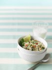 Couscous con basilico e fetta di lime — Foto stock