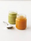 Vista close-up de dois frascos de purê de legumes e colher de açúcar — Fotografia de Stock