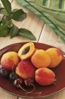 Свіжі абрикоси та вишні — стокове фото