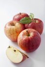 Свежие красные яблоки с ломтиком — стоковое фото