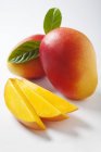 Fresh Mangos with slices — Stock Photo