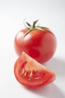 Scheiben und ganze Tomaten — Stockfoto