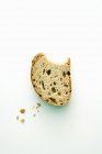 Кусок ржаного хлеба — стоковое фото