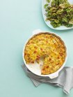 Draufsicht auf Frittata und einen gemischten Blattsalat — Stockfoto