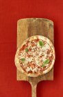 Пицца Маргарита с листьями базилика — стоковое фото