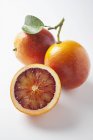 Naranjas de sangre frescas con la mitad - foto de stock