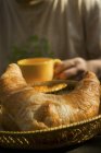 Croissant na cesta de pão — Fotografia de Stock