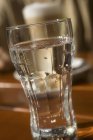 Vidro de água mineral — Fotografia de Stock