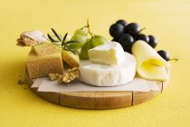 Prato de queijo com uvas — Fotografia de Stock
