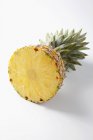 Полуспелый ананас — стоковое фото